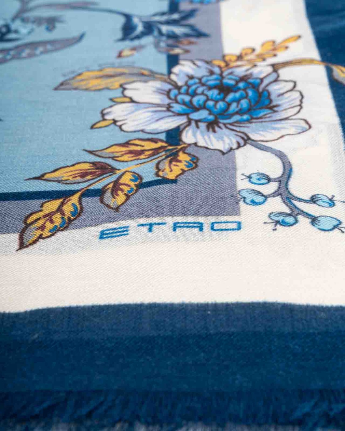 shop ETRO  Sciarpa: Etro sciarpa in misto cashmere.
Sciarpa in misto cashmere con stampa floreale all over. 
Bordi impreziositi con frange.
68 x 200 cm.
90% modal, 10% cashmere.
Fabbricato in Italia.. MATA0016 AK237-X0880 number 8510241